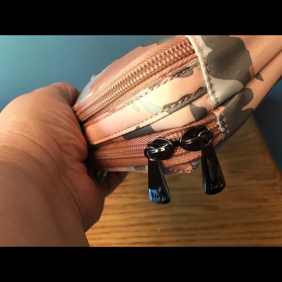 Lug Brand NWT Roundabout 2 in Camo Rose. Includes strap but not wristlet. - Picture 10 of 11